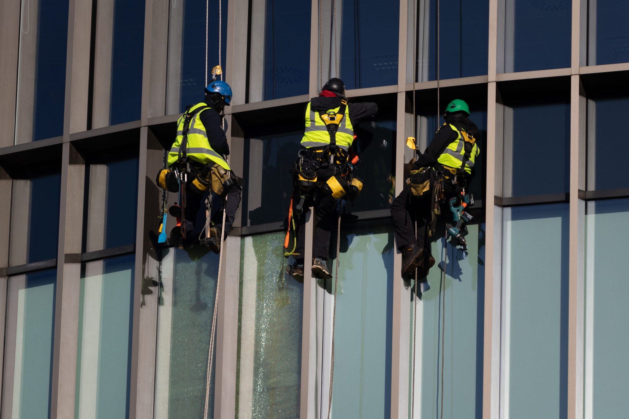 High-level window and facade glass cleaning